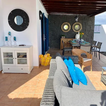 Angelita Villa *